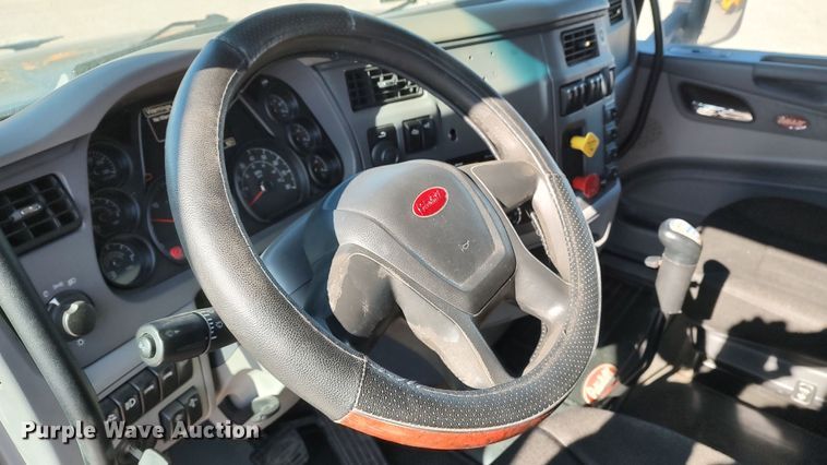 image for item LP9159 2016 Peterbilt 567  semi truck