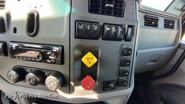 image for item LP9159 2016 Peterbilt 567  semi truck