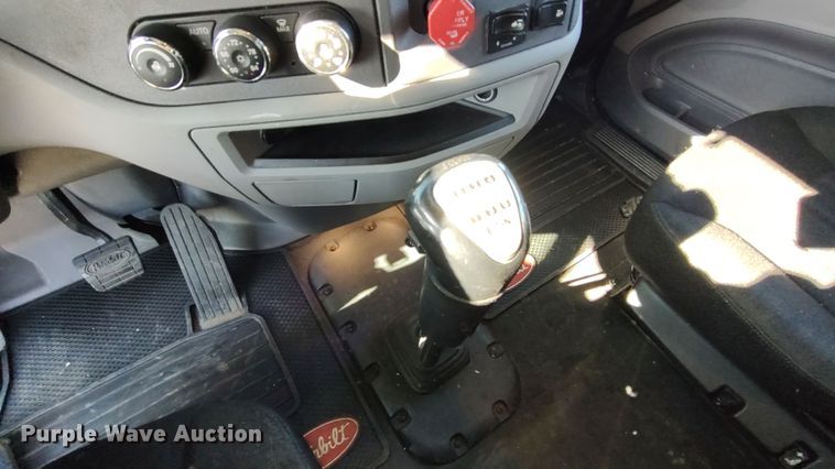 image for item LP9159 2016 Peterbilt 567  semi truck