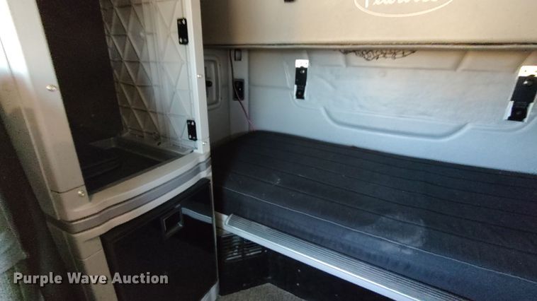 image for item LP9159 2016 Peterbilt 567  semi truck