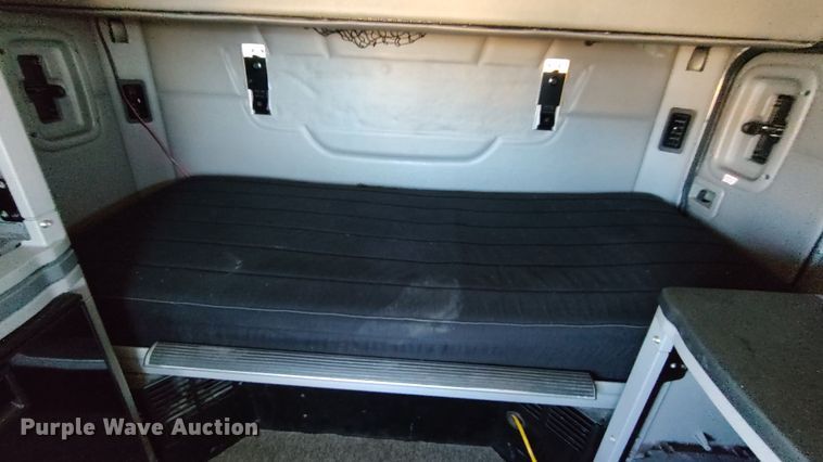 image for item LP9159 2016 Peterbilt 567  semi truck