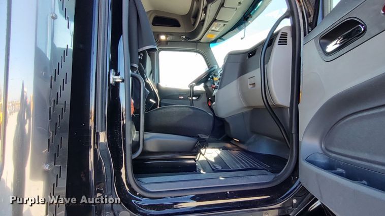 image for item LP9159 2016 Peterbilt 567  semi truck