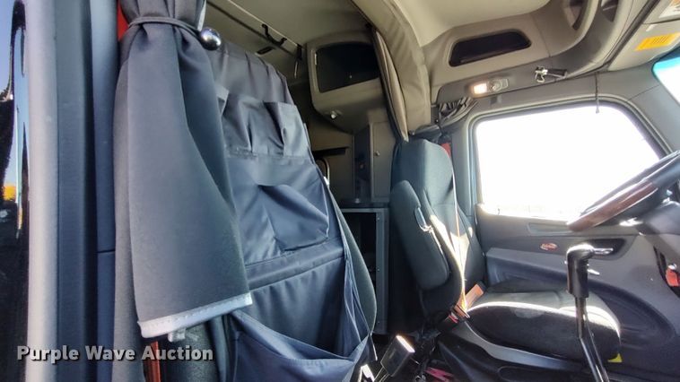 image for item LP9159 2016 Peterbilt 567  semi truck