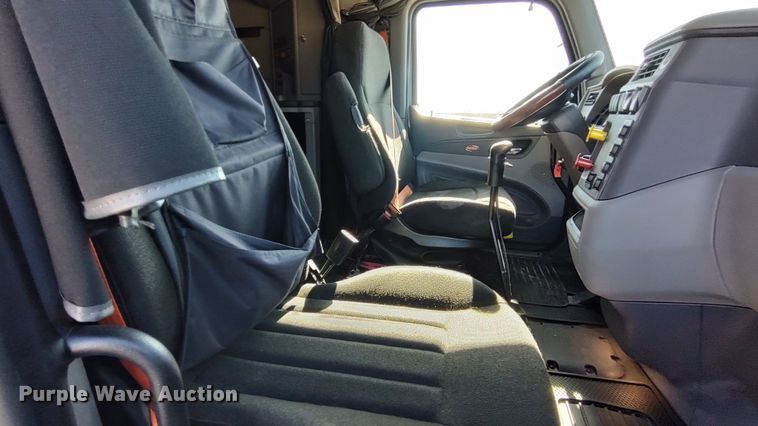 image for item LP9159 2016 Peterbilt 567  semi truck