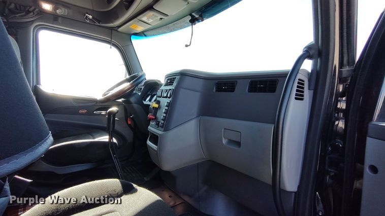 image for item LP9159 2016 Peterbilt 567  semi truck