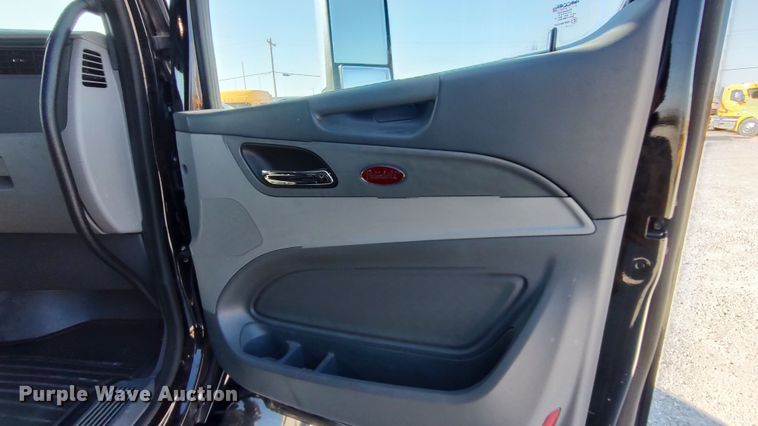 image for item LP9159 2016 Peterbilt 567  semi truck