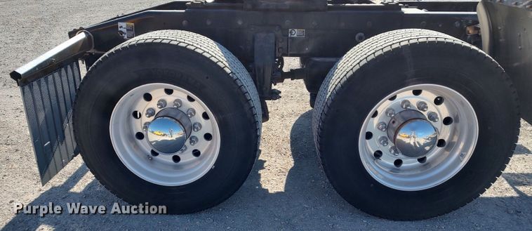 image for item LP9159 2016 Peterbilt 567  semi truck