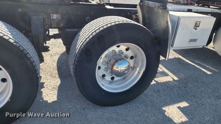 image for item LP9159 2016 Peterbilt 567  semi truck