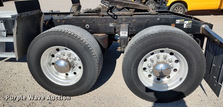 image for item LP9159 2016 Peterbilt 567  semi truck