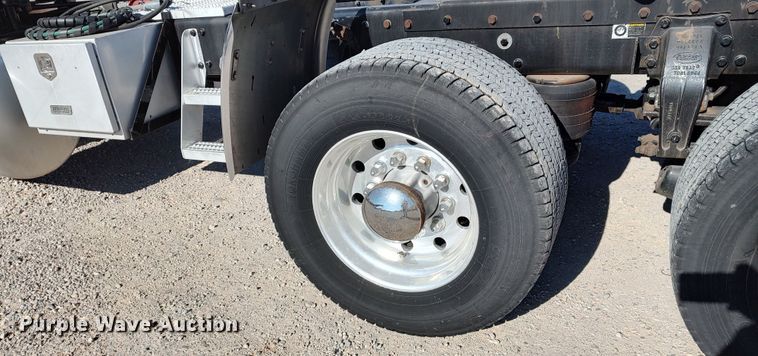 image for item LP9159 2016 Peterbilt 567  semi truck