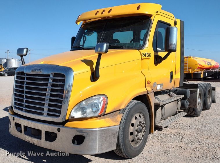 image for item LP9160 2018 Freightliner Cascadia 125  semi truck