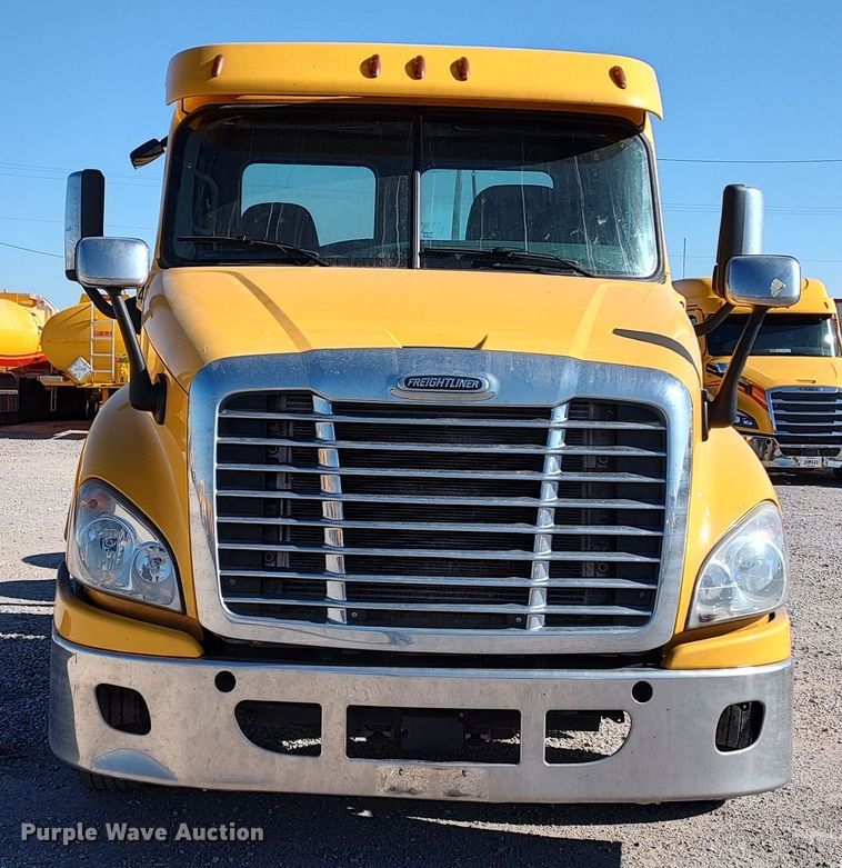 image for item LP9160 2018 Freightliner Cascadia 125  semi truck