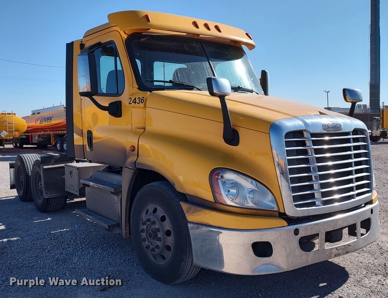 image for item LP9160 2018 Freightliner Cascadia 125  semi truck