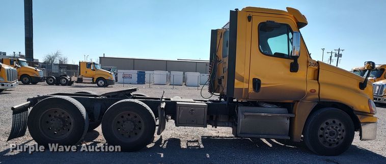 image for item LP9160 2018 Freightliner Cascadia 125  semi truck