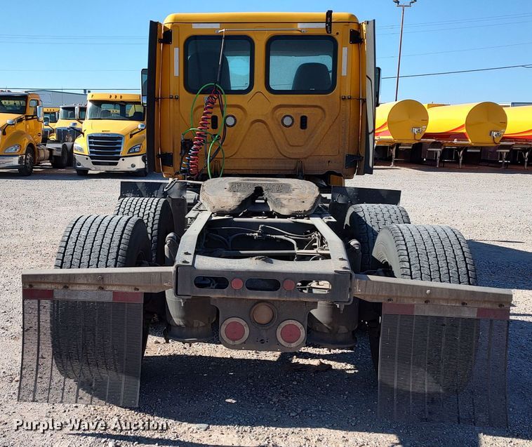 image for item LP9160 2018 Freightliner Cascadia 125  semi truck