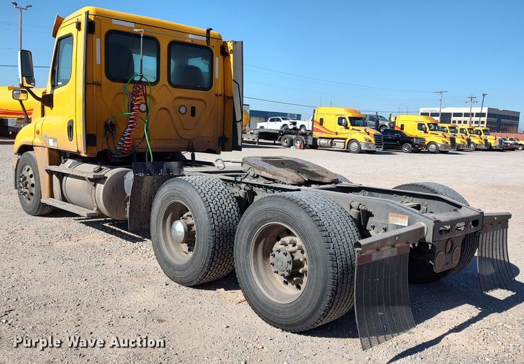 image for item LP9160 2018 Freightliner Cascadia 125  semi truck