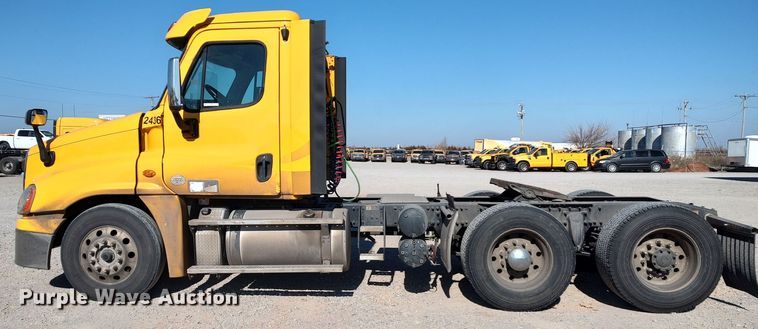 image for item LP9160 2018 Freightliner Cascadia 125  semi truck