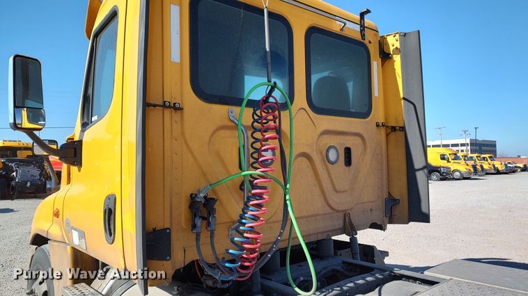 image for item LP9160 2018 Freightliner Cascadia 125  semi truck