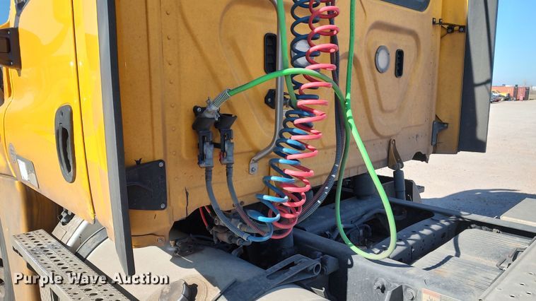 image for item LP9160 2018 Freightliner Cascadia 125  semi truck