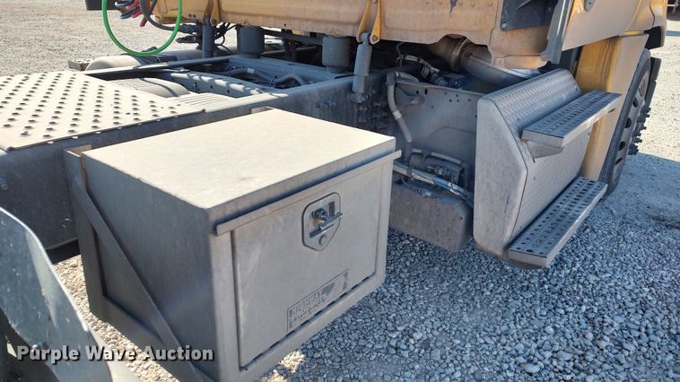 image for item LP9160 2018 Freightliner Cascadia 125  semi truck