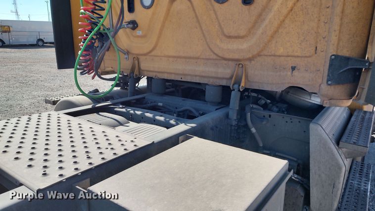 image for item LP9160 2018 Freightliner Cascadia 125  semi truck