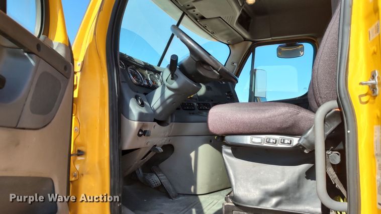 image for item LP9160 2018 Freightliner Cascadia 125  semi truck