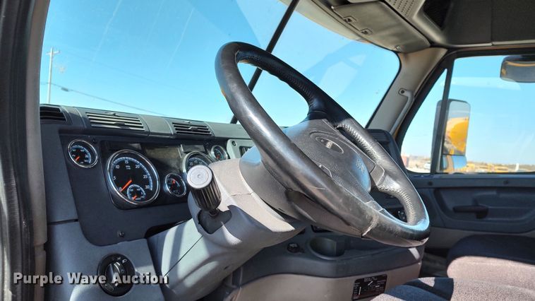 image for item LP9160 2018 Freightliner Cascadia 125  semi truck