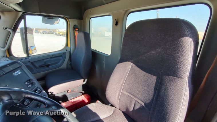 image for item LP9160 2018 Freightliner Cascadia 125  semi truck