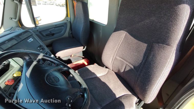 image for item LP9160 2018 Freightliner Cascadia 125  semi truck