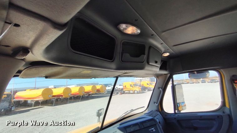 image for item LP9160 2018 Freightliner Cascadia 125  semi truck