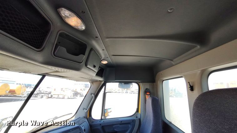 image for item LP9160 2018 Freightliner Cascadia 125  semi truck