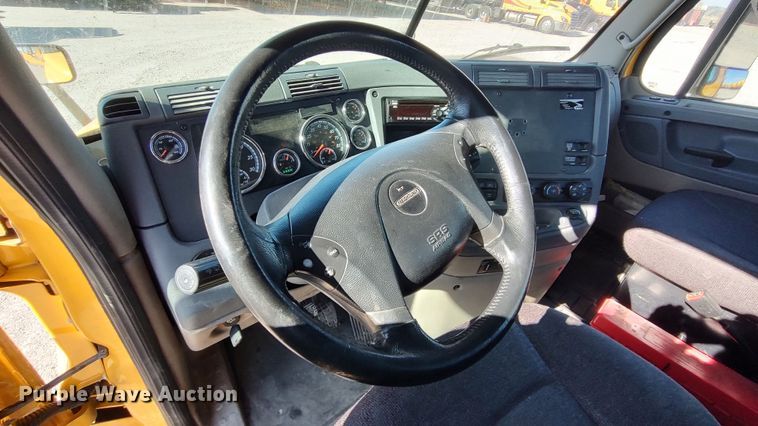 image for item LP9160 2018 Freightliner Cascadia 125  semi truck