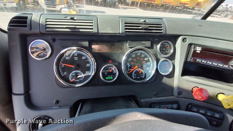 image for item LP9160 2018 Freightliner Cascadia 125  semi truck