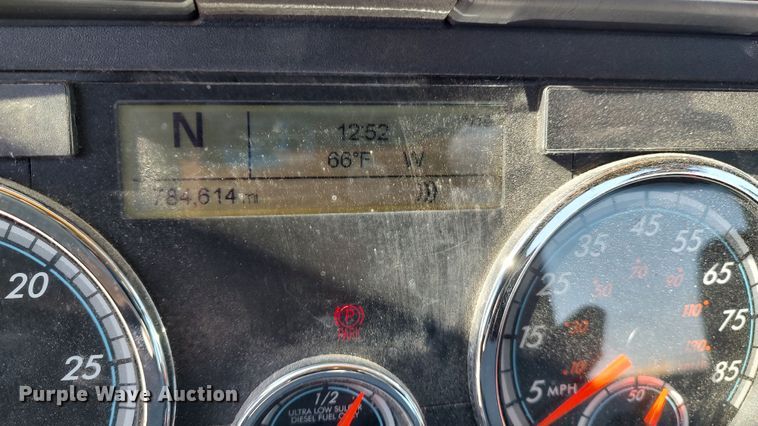 image for item LP9160 2018 Freightliner Cascadia 125  semi truck