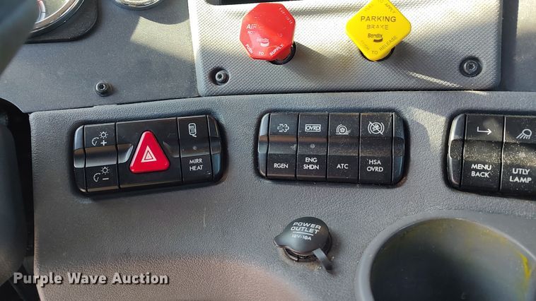 image for item LP9160 2018 Freightliner Cascadia 125  semi truck