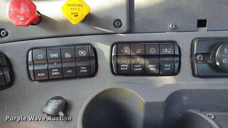 image for item LP9160 2018 Freightliner Cascadia 125  semi truck