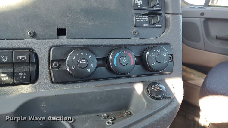 image for item LP9160 2018 Freightliner Cascadia 125  semi truck