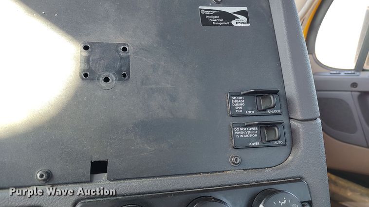 image for item LP9160 2018 Freightliner Cascadia 125  semi truck