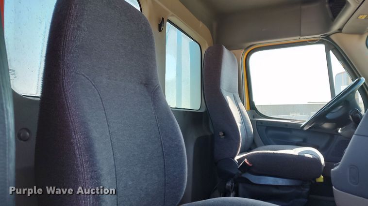 image for item LP9160 2018 Freightliner Cascadia 125  semi truck