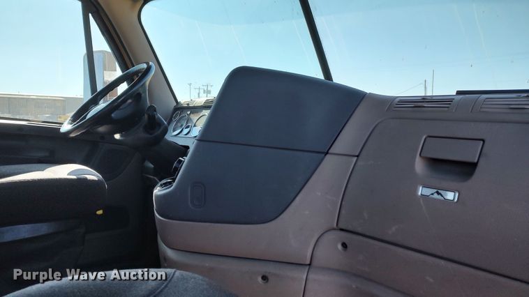 image for item LP9160 2018 Freightliner Cascadia 125  semi truck