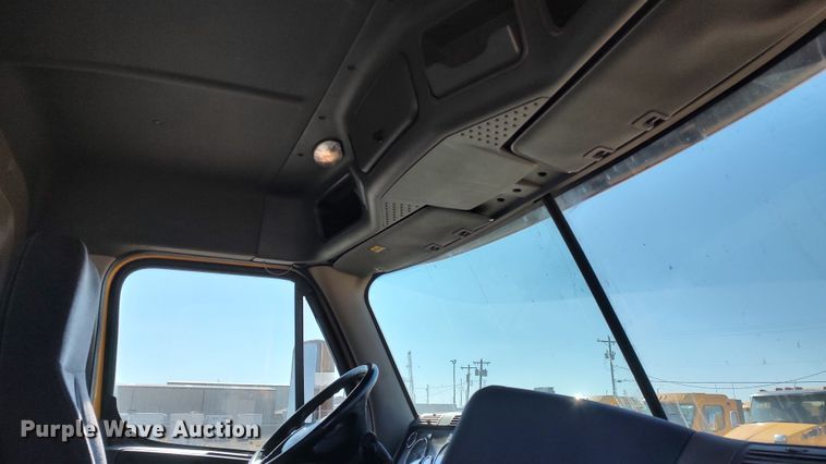 image for item LP9160 2018 Freightliner Cascadia 125  semi truck