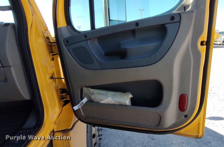 image for item LP9160 2018 Freightliner Cascadia 125  semi truck