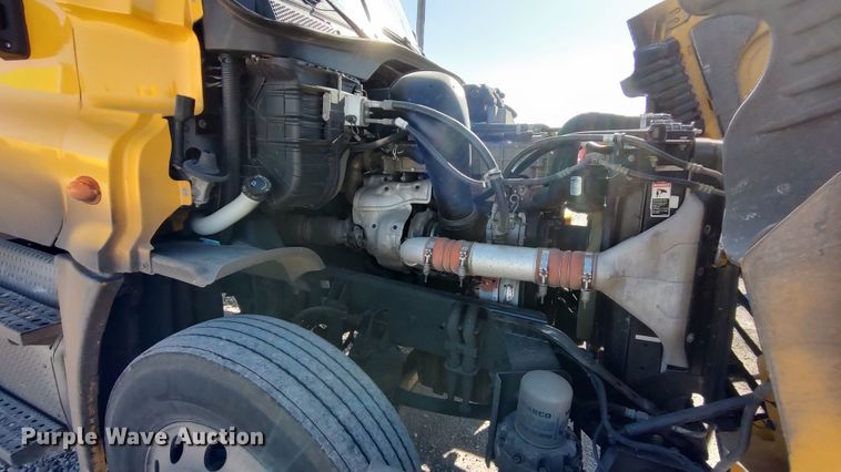 image for item LP9160 2018 Freightliner Cascadia 125  semi truck