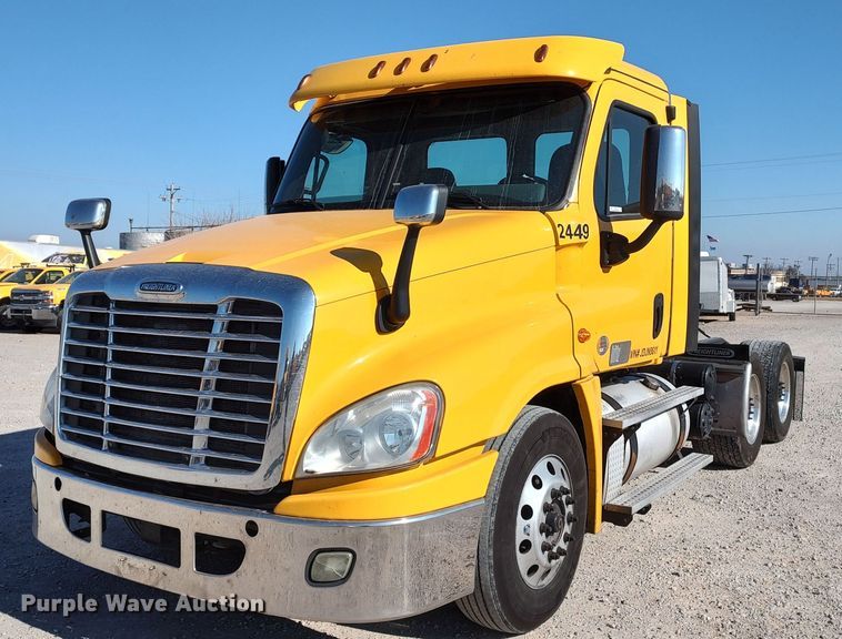 image for item LP9161 2018 Freightliner Cascadia 125  semi truck