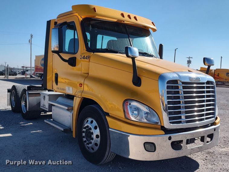 image for item LP9161 2018 Freightliner Cascadia 125  semi truck