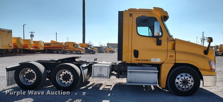 image for item LP9161 2018 Freightliner Cascadia 125  semi truck