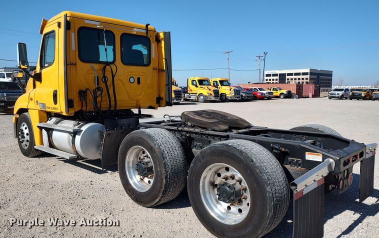 image for item LP9161 2018 Freightliner Cascadia 125  semi truck