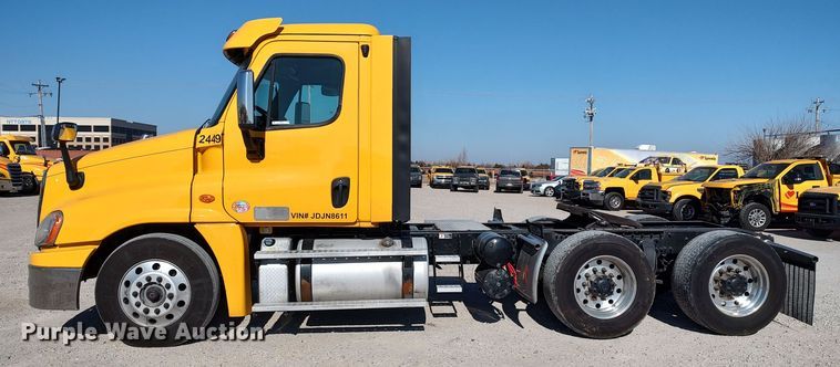 image for item LP9161 2018 Freightliner Cascadia 125  semi truck