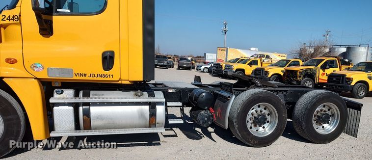 image for item LP9161 2018 Freightliner Cascadia 125  semi truck