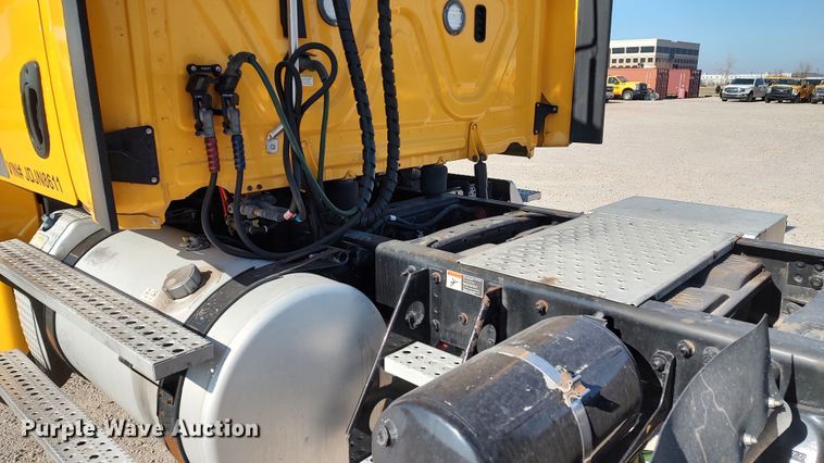 image for item LP9161 2018 Freightliner Cascadia 125  semi truck